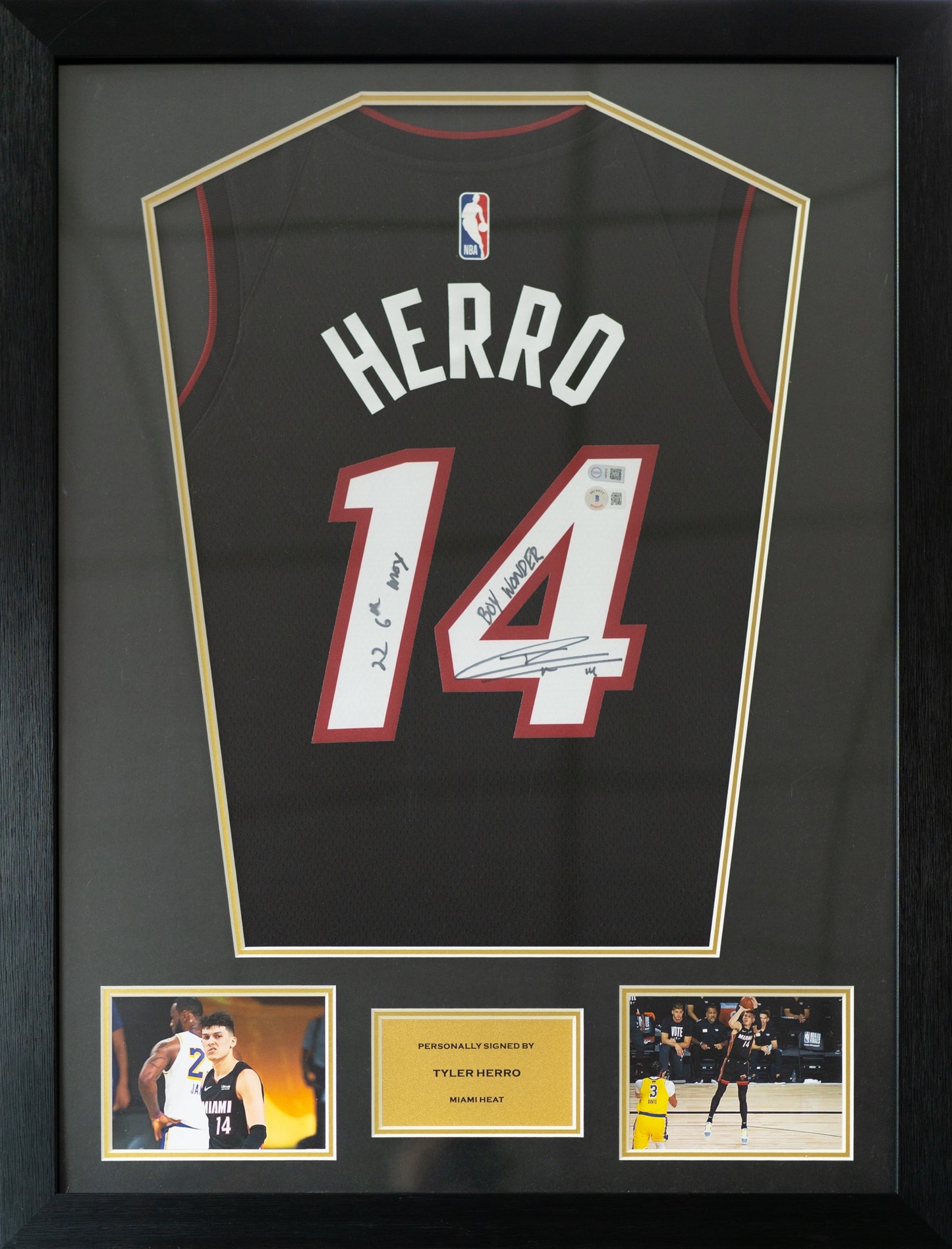 希路 Tyler Herro 題寫【22 6th MOY(22’最佳第六人), Boy Wonder】邁亞密熱火隊 Nike Icon Edition Swingman 球衣裱框(背簽)