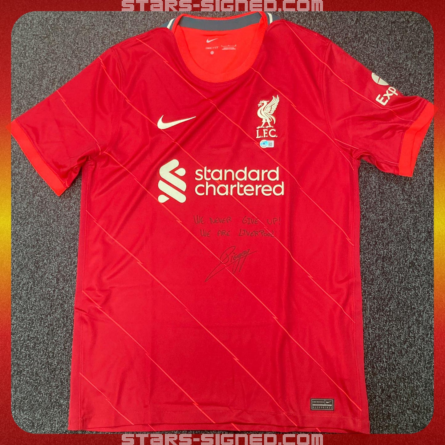 祖奧高·祖達 Diogo Jota 題寫【WE NEVER GIVE UP! WE ARE LIVERPOOL.】利物浦主場球衣(前簽)
