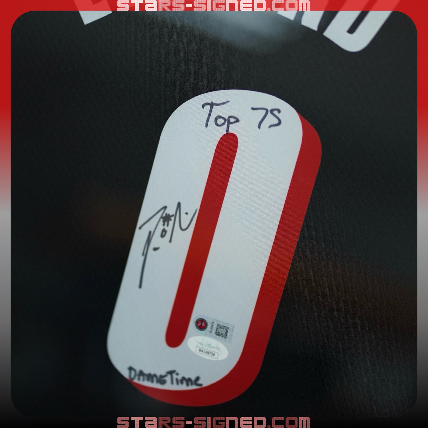 利拉德 Damian Lillard 題寫【TOP75, DAME TIME】波特蘭拓荒者隊 Nike 75th Anniversary City Edition Swingman 球衣裱框配金線條外框(背簽)