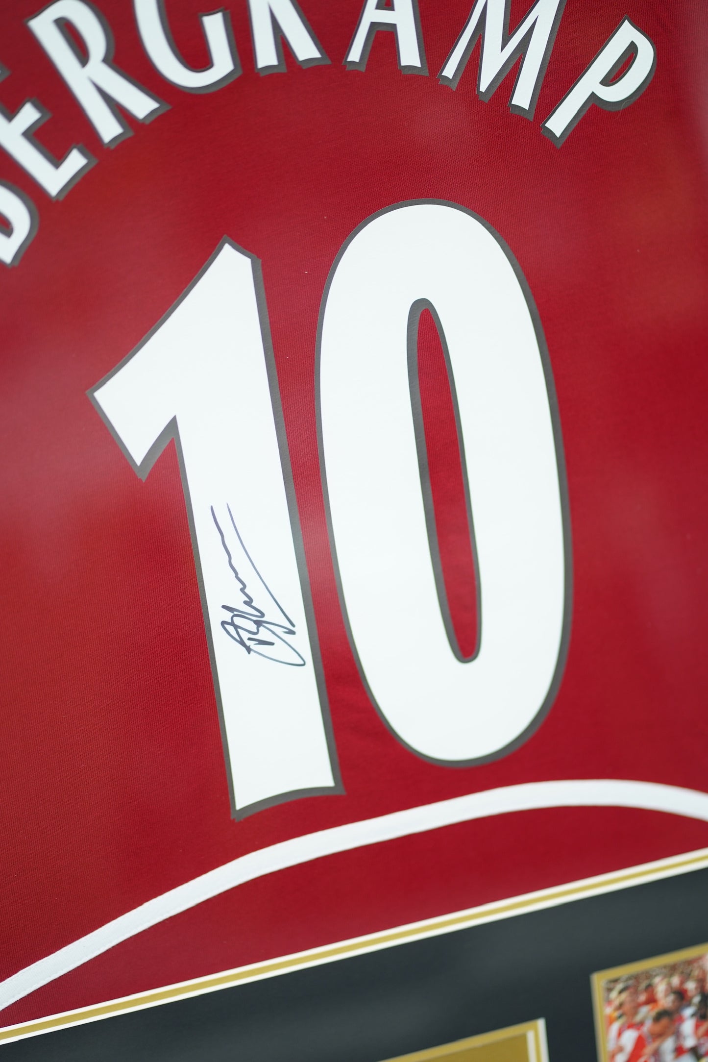 柏金 Dennis Bergkamp 阿仙奴 主場球衣裱框 (背簽)