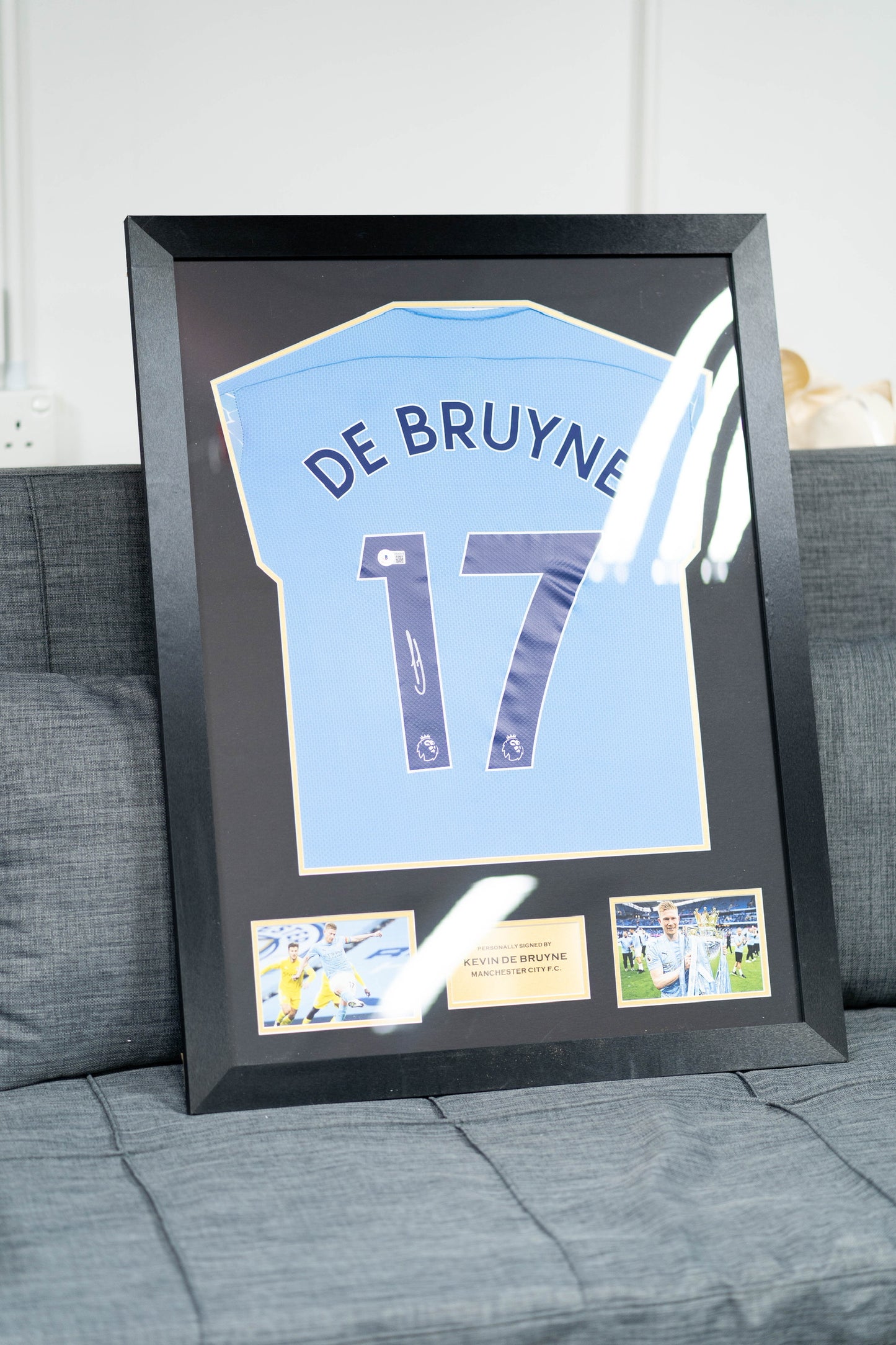 迪布尼 Kevin De Bruyne 曼城 主場球衣裱框 (背簽)