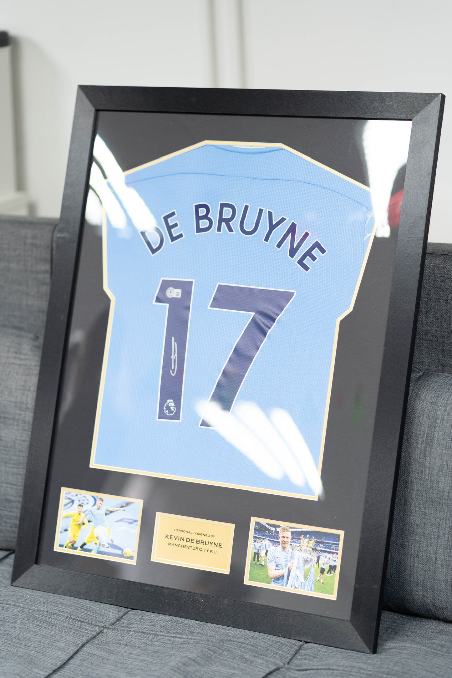 迪布尼 Kevin De Bruyne 曼城 主場球衣裱框 (背簽)