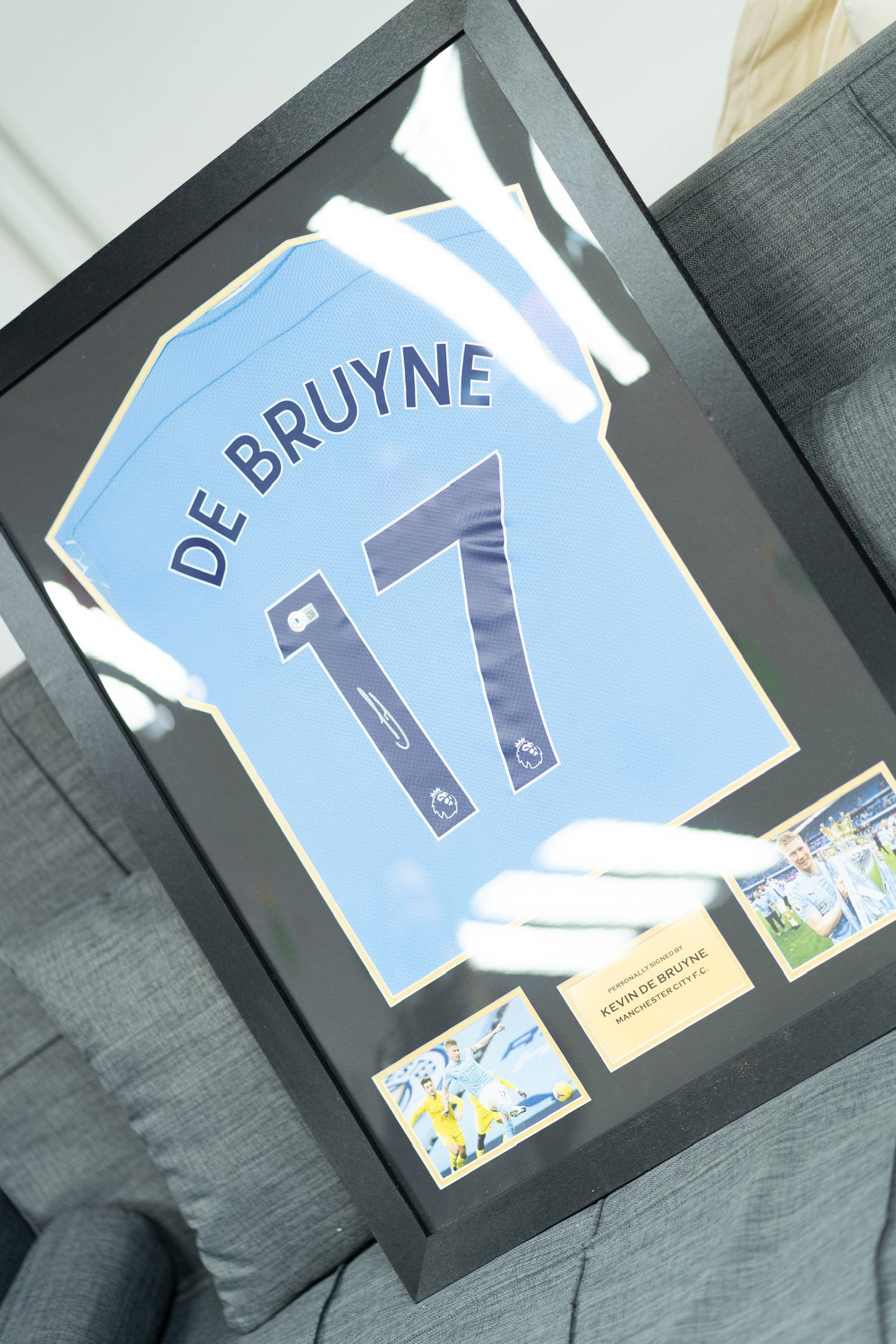 迪布尼 Kevin De Bruyne 曼城 主場球衣裱框 (背簽)
