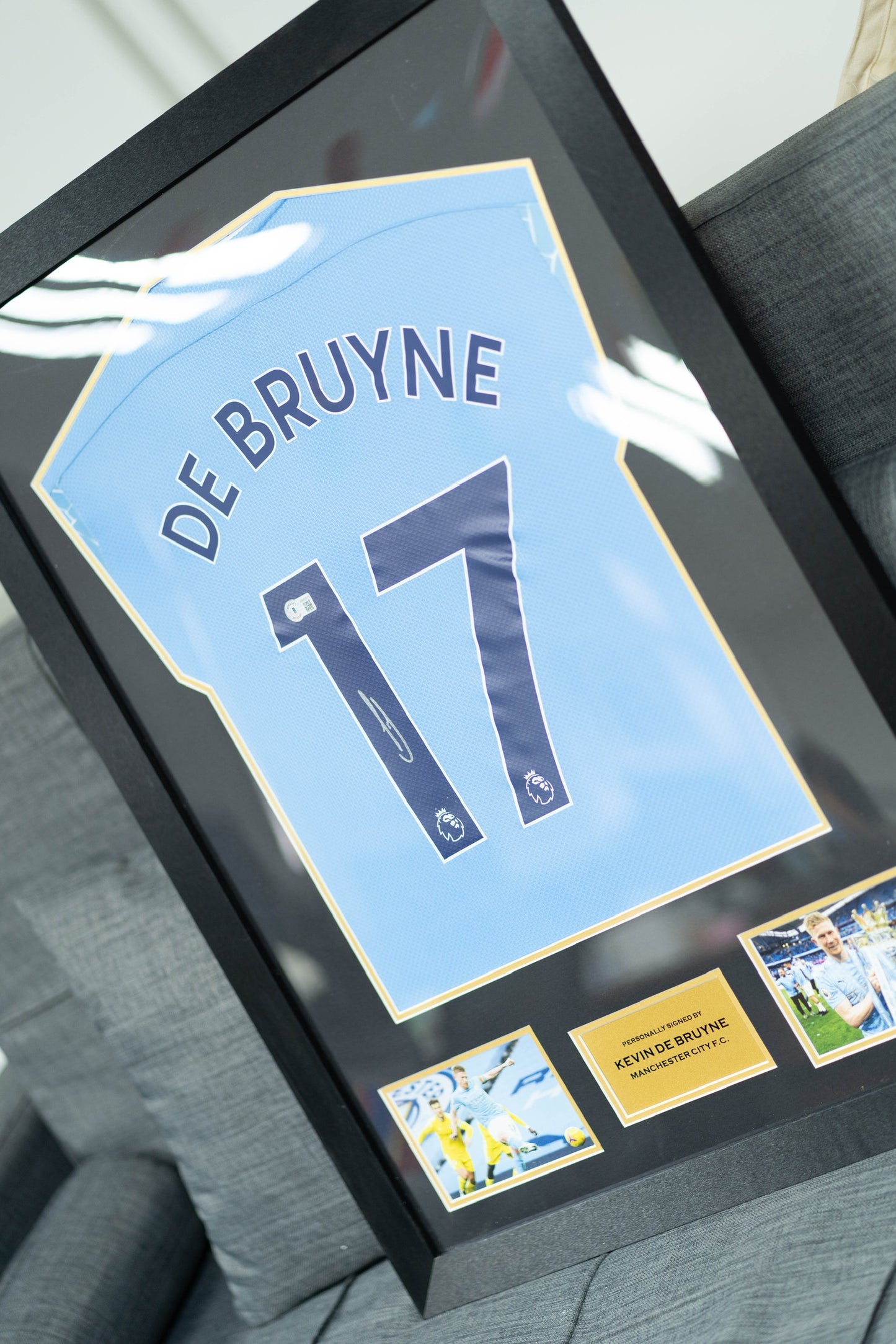 迪布尼 Kevin De Bruyne 曼城 主場球衣裱框 (背簽)