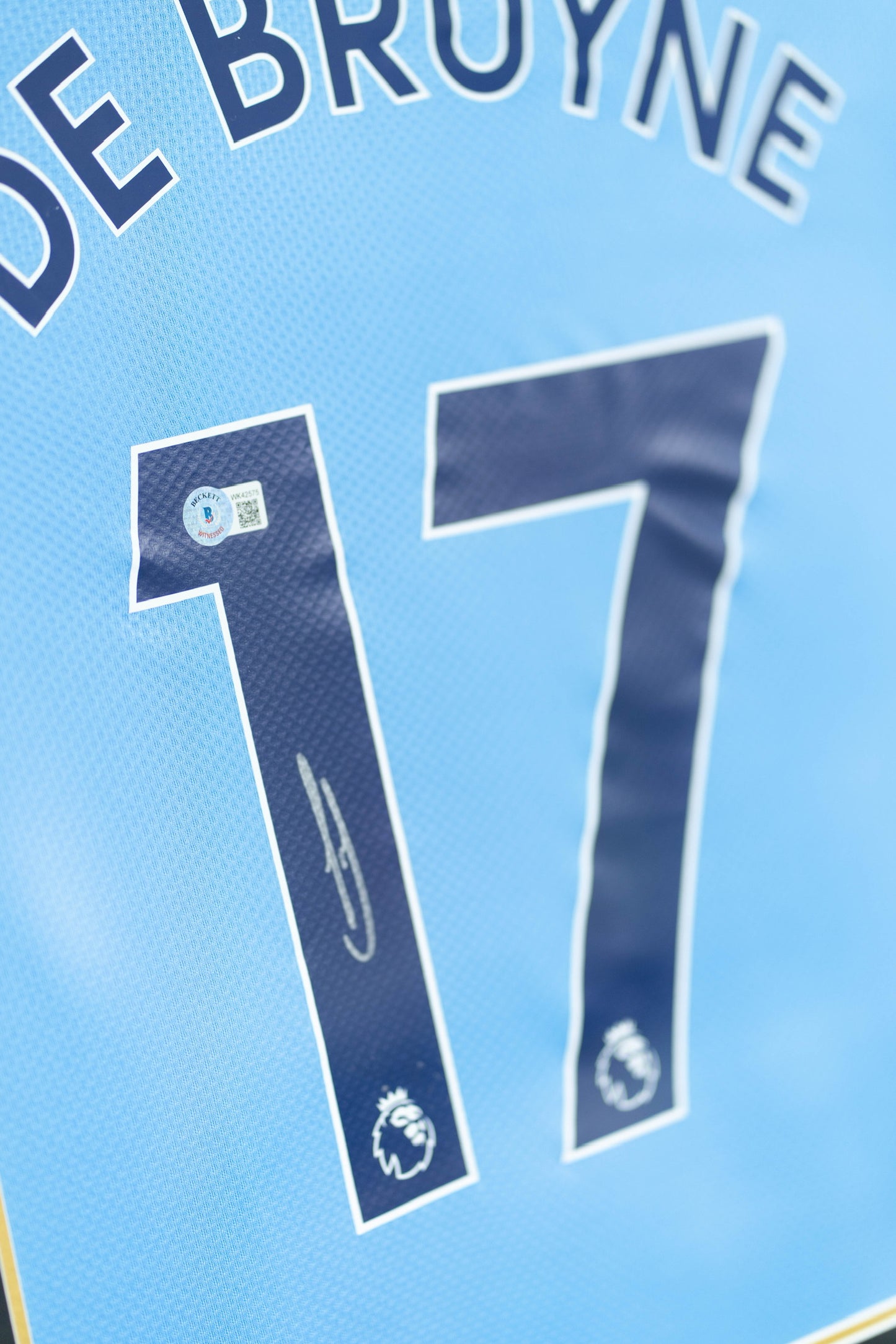 迪布尼 Kevin De Bruyne 曼城 主場球衣裱框 (背簽)