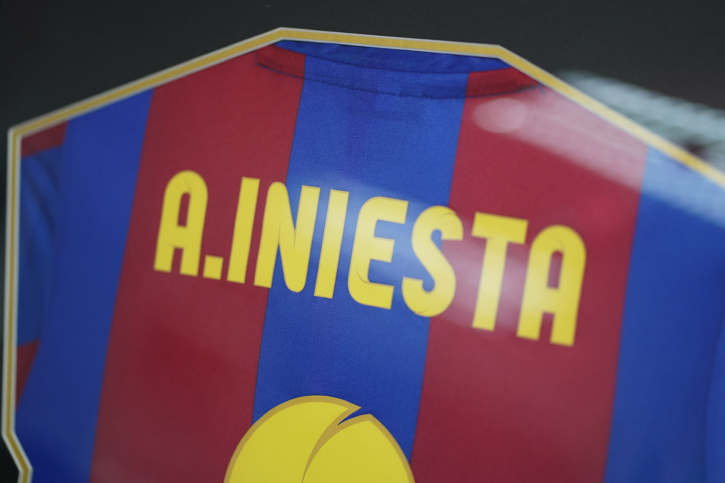 恩尼斯達 Andrés Iniesta 巴塞隆那 主場球衣裱框 (背簽)