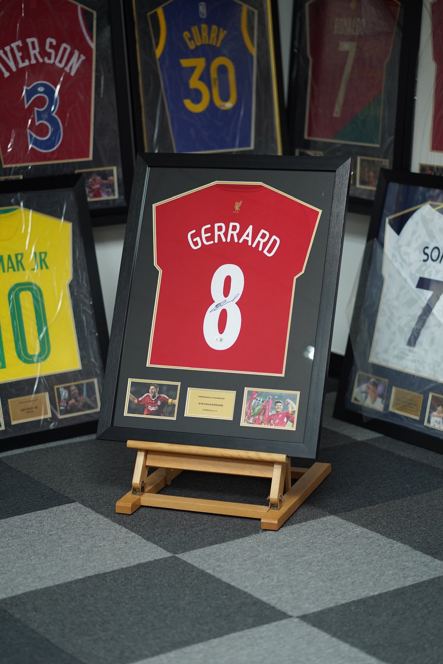 謝拉特 Steven Gerrard 利物浦主場球衣裱框 (背簽)