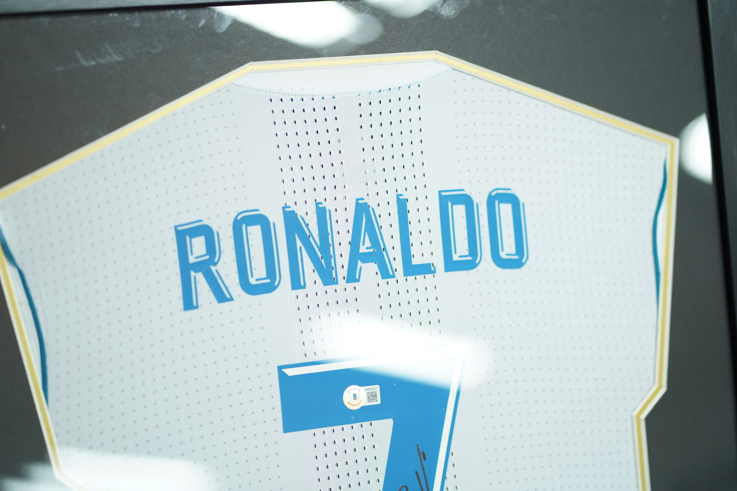 C·朗拿度 Cristiano Ronaldo 皇家馬德里主場球衣裱框 (背簽)