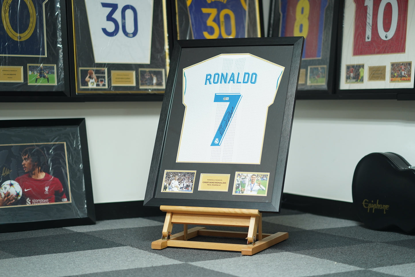 C·朗拿度 Cristiano Ronaldo 皇家馬德里主場球衣裱框 (背簽)