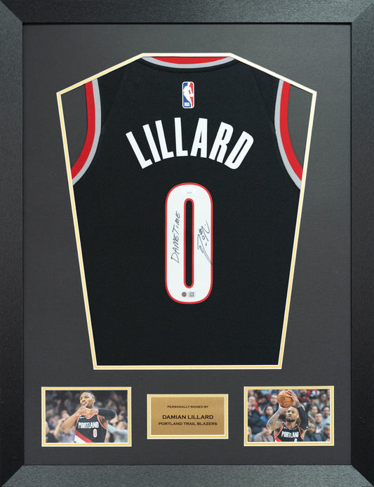 利拉德 Damian Lillard 題寫【DAMETIME】波特蘭拓荒者 Nike Icon Edition Swingman 球衣裱框 (背簽)