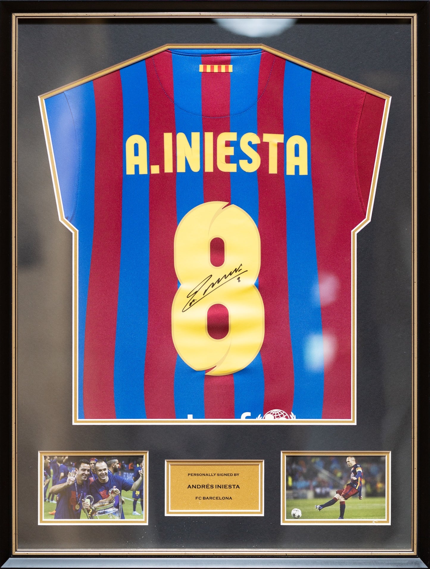 恩尼斯達 Andrés Iniesta 巴塞隆那主場球衣裱框 配金線條外框 (背簽)