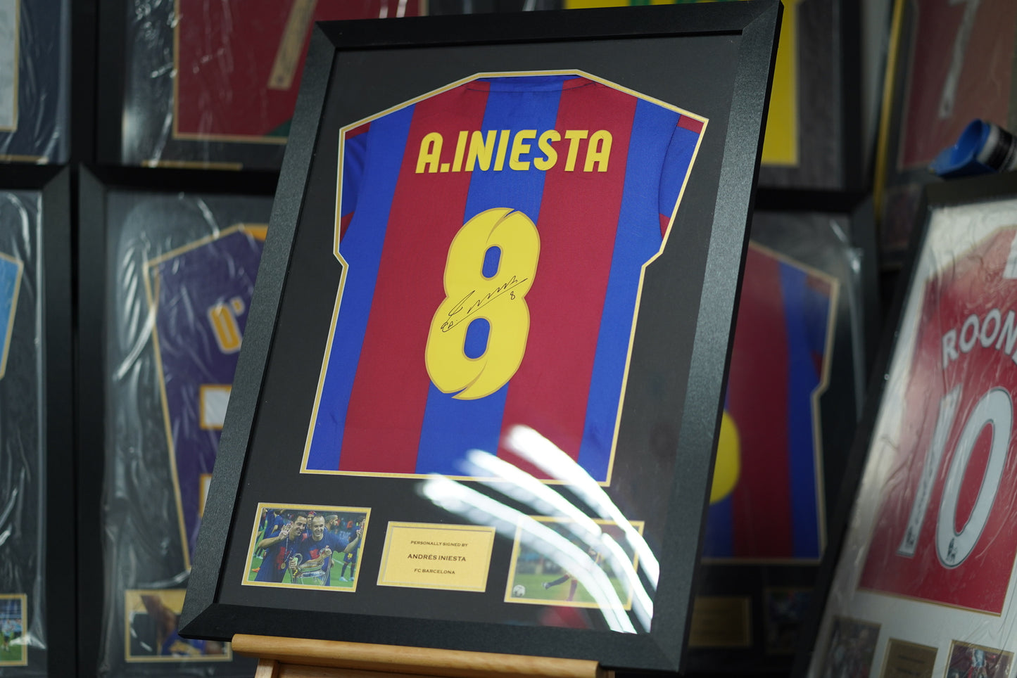 恩尼斯達 Andrés Iniesta 巴塞隆那 主場球衣裱框 (背簽)