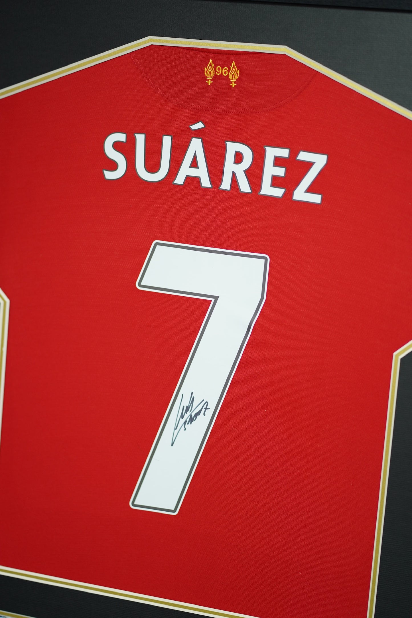 蘇亞雷斯 Luis Suarez 利物浦 主場球衣裱框 (背簽)